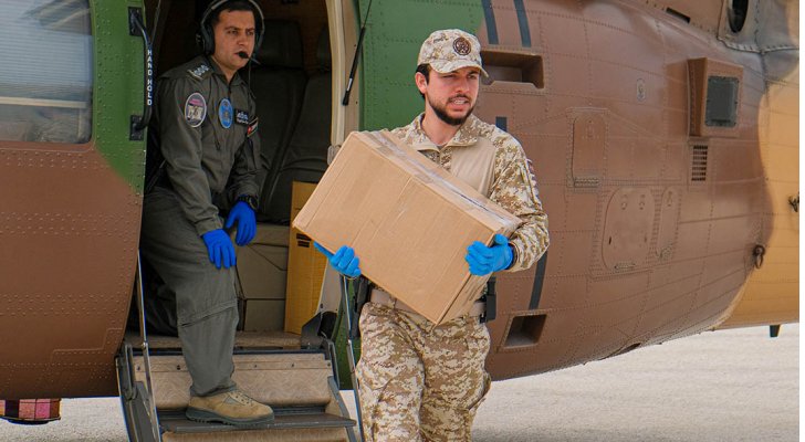 سمو ولي العهد يشارك القوات المسلحة بتوزيع مساعدات عينية في إربد