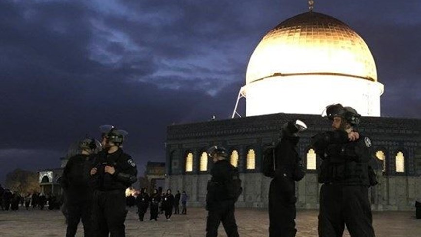 قوات الإحتلال الإسرائيلي تعتدي على المصلين بـ”حملة الفجر” في ساحات المسجد الأقصى