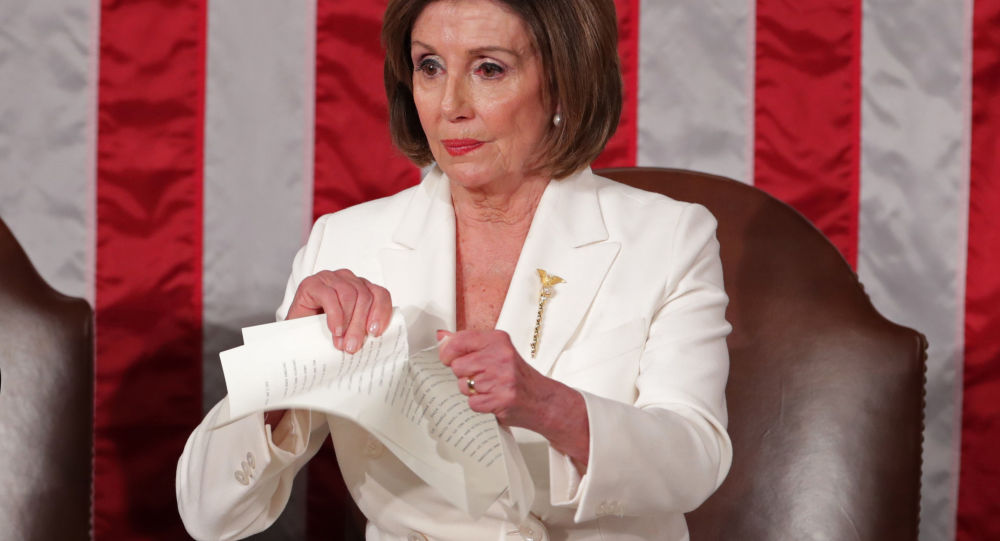 سابقة نادرة وبعد أن تجاهل يدها..بيلوسي تمزق نسخة من خطاب ترامب عن “حالة الاتحاد”