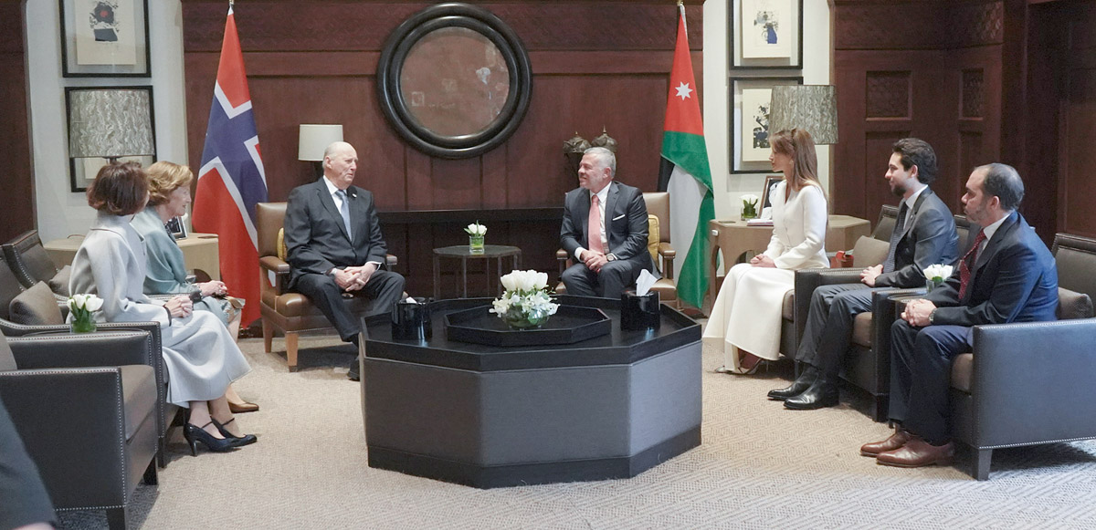 جلالة الملك عبدالله الثاني يعقد مباحثات مع ملك مملكة النرويج في قصر الحسينية