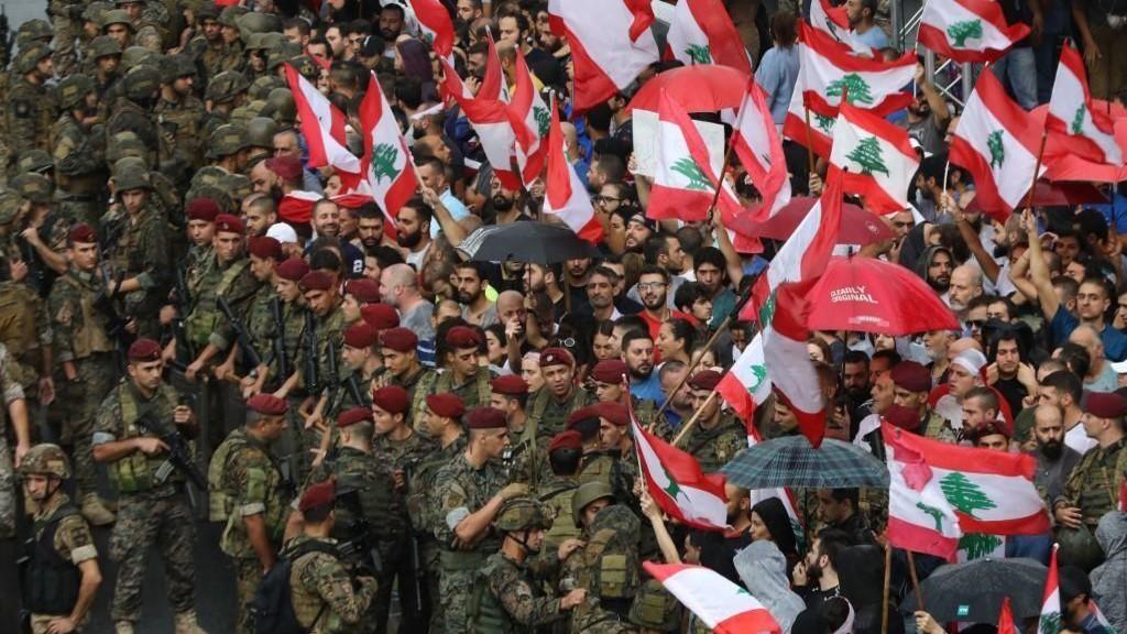 لبنان: تدافع بين الجيش اللبناني والمتظاهرين في محيط البرلمان بوسط بيروت