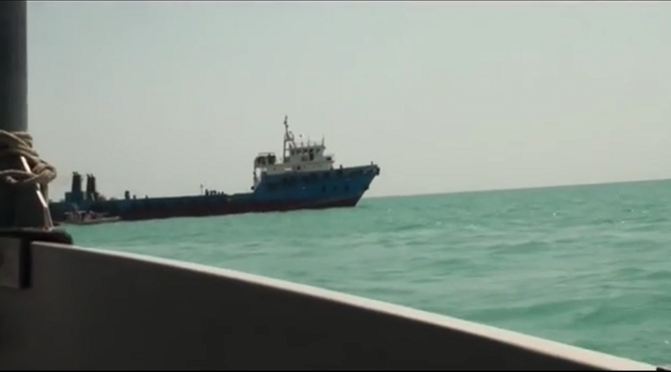 إيران تحتجز سفينة أجنبية في خليج عمان وتعتقل 13 بحاراً