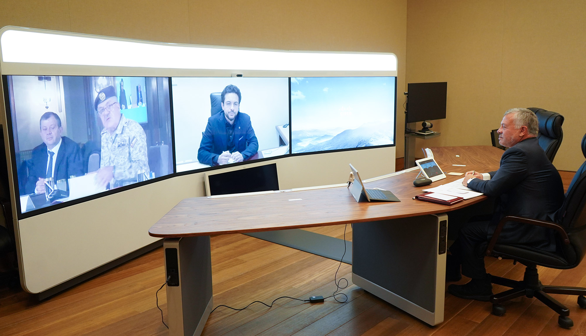 جلالة الملك يترأس اجتماعا عبر تقنية الاتصال المرئي لمتابعة إجراءات التعلم عن بُعد لطلبة المدارس