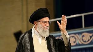 خامنئي يعفو عن نصف السجناء السياسيين في إيران