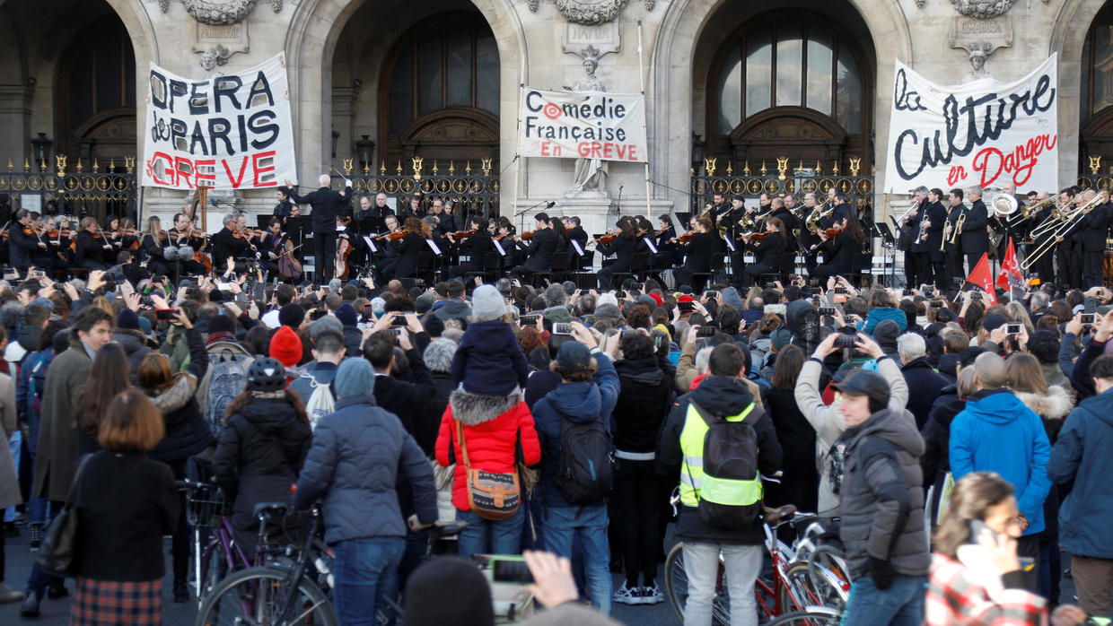 تظاهرات واضرابات في فرنسا بالتزامن مع مناقشة قانون إصلاح نظام التقاعد