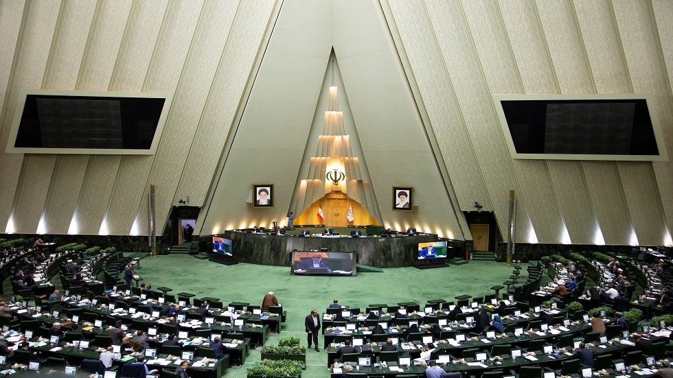 البرلمان الإيراني يرفض مشروع قانون فرض حجر صحي كامل لمدة شهر لمكافحة كورونا