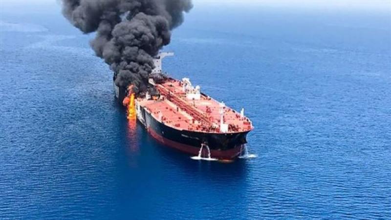 هيئة بحرية بريطانية: سفينة استهدفها الحوثيون قبل يومين تحترق وتغرق