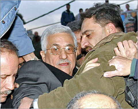 عباس يتنازل مجددا ويلمح لعدم أحقيته في العودة لبلدته