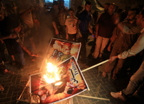 أنصار حماس يحرقون صور عباس في غزة