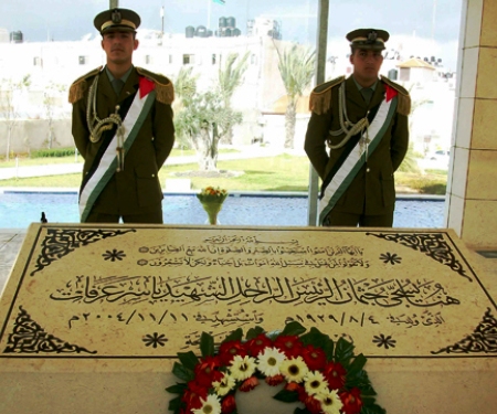 السلطة تغلق ضريح عرفات ومطالبات بكشف طبيعة الإجراءات