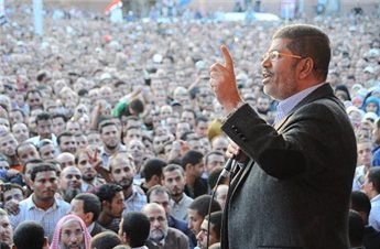 مرسي يغادر قصر الرئاسة بعد اشتباكات عنيفة 
