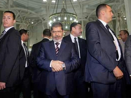 مرسي يغادر عقب صلاة الجمعة بدون كلمة.. والخطبة حول الاستفتاء