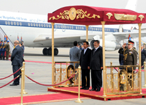 مرسي يلتقي نجاد بأول زيارة لرئيس إيراني منذ الثورة الإسلامية