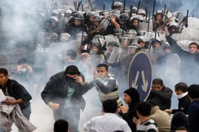 مئات الإصابات في اشتباكات بين الشرطة والمتظاهرين في بور سعيد