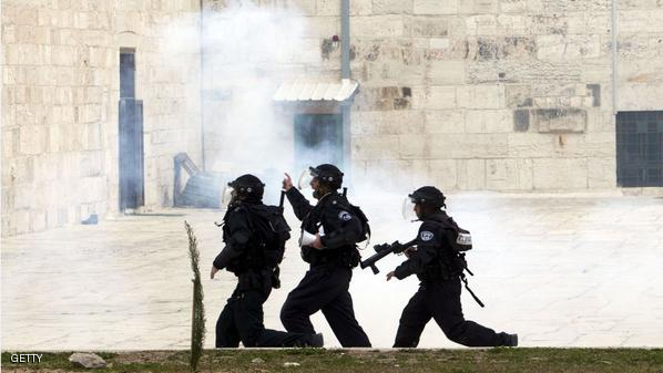 حريق بالأقصى واشتباك بين المصلين والقوات الاسرائيلية