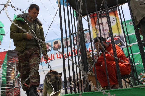 معركة أمعاء خاوية يخوضها أسرى فلسطينيون اليوم