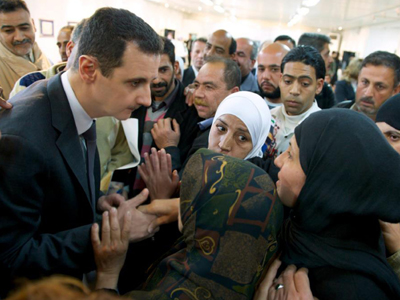 الأسد يقوم بزيارة مفاجئة إلى مركز للفنون في دمشق 