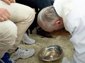 البابا يحطم تقاليد المسيحية ويغسل قدمي امرأة مسلمة