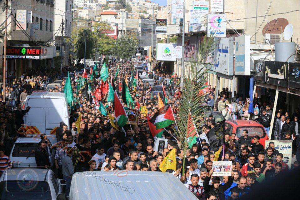 الآلاف يشاركون في تشييع جثامين ثلاثة شهداء بالضفة الغربية