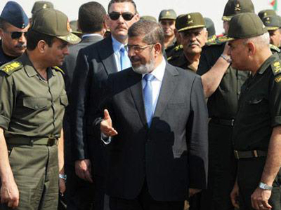 مرسي يعلن ترقية قادة بالجيش بعد تقرير عن انتهاكات