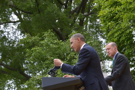 أوباما: كل الخيارات الديبلوماسية والعسكرية ممكنة في سورية