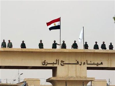 رجال شرطة مصريون غاضبون يغلقون معبر رفح مع غزة