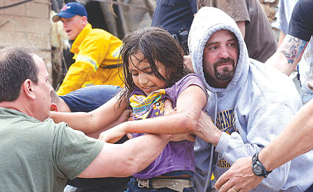 ناجون من إعصار أوكلاهوما: دمرت منازلنا ولازلنا تحت الصدمة