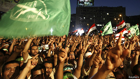 أنصار الرئيس المصري يعتصمون في القاهرة حتى الغد