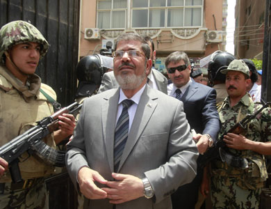 الجيش يحتجز مرسي والرئيس الجديد يؤدي اليمين الدستورية اليوم