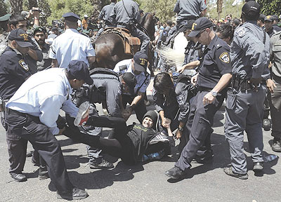 إسرائيل تقمع المحتجين ضد “برافر”وتوقع إصابات دامية