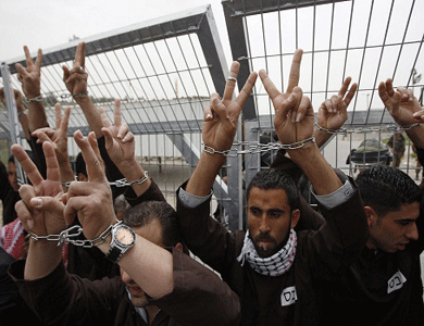 الحكومة الاسرائيلية تصوت على اطلاق سراح 104 أسرى فلسطينيين