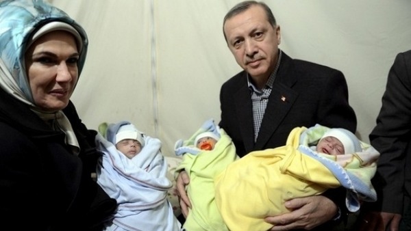 أردوغان يطالب التركيات بإنجاب 3 أطفال على الأقل