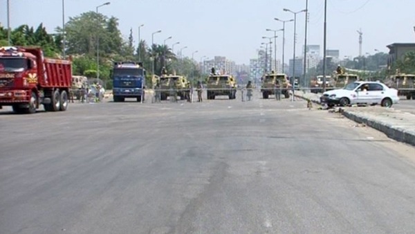 تأهب بالقاهرة والجيش يغلق الطرق المؤديةإلى التحرير
