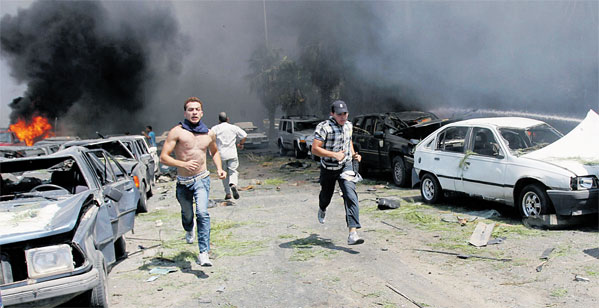 مقتل 42 شخصا في انفجار سيارتين مفخختين بطرابلس في لبنان