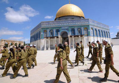 الجيش الإسرائيلي ينتشر في باحات المسجد الأقصى ويغلق الطرق المؤدية إليه