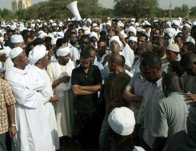 استمرار الاحتجاجات في السودان ومتظاهرون يصفون البشير بالقاتل