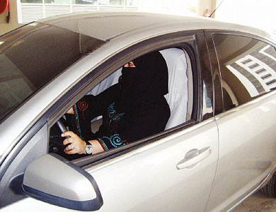رجل دين سعودي: قيادة المرأة للسيارة يؤثر عليها فسيولوجيا