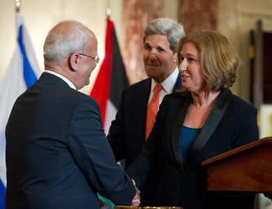 معاريف : المفاوضات بين إسرائيل والفلسطينيين على وشك الانفجار