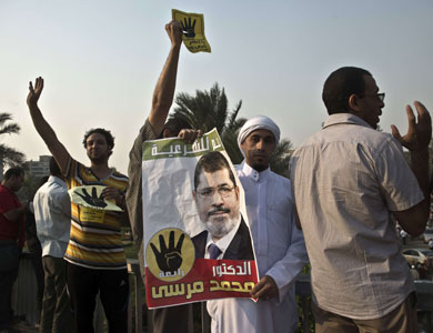 عشرات من أنصار مرسي يتظاهرون عقب صلاة العيد بمنطقة القاهرة القديمة