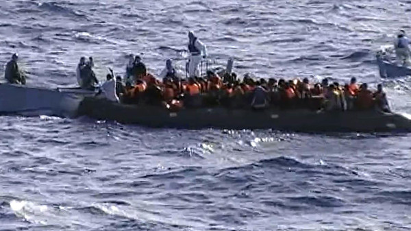 إنقاذ 254 مهاجراً سورياً ومصرياً مقابل سواحل إيطاليا