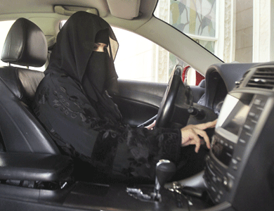 سعوديات يُصدرن بياناً يرفضن فيه حملة تدعو لقيادة السيارة