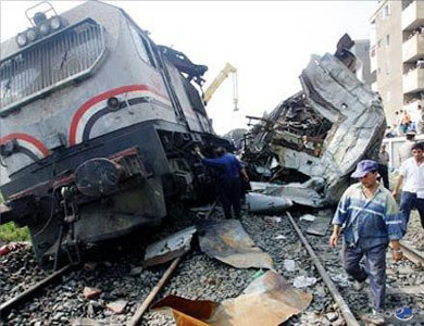مقتل 24 شخصا في مصر باصطدام قطار بحافلة ركاب وشاحنة