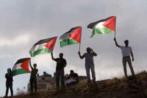 متظاهرون يرفعون علم فلسطين على بوابة مستوطنة قريبة من رام الله