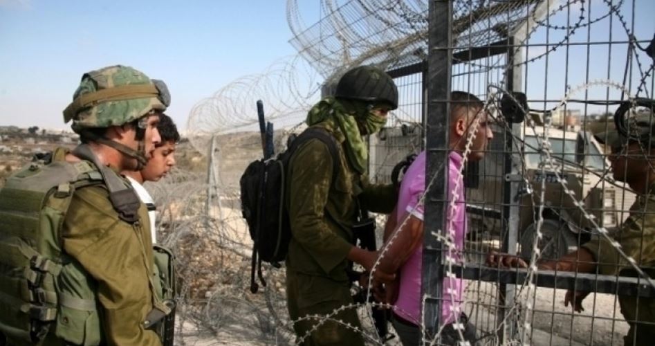 استشهاد شاب فلسطيني واعتقال 3 آخرين بعد محاولتهم اجتياز السياج الفاصل شمال قطاع غزة