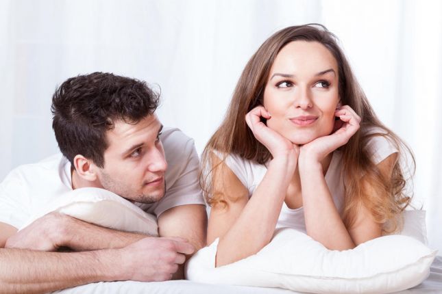زوجي متردد في العلاقة الحميمة.. فهل أبادر؟