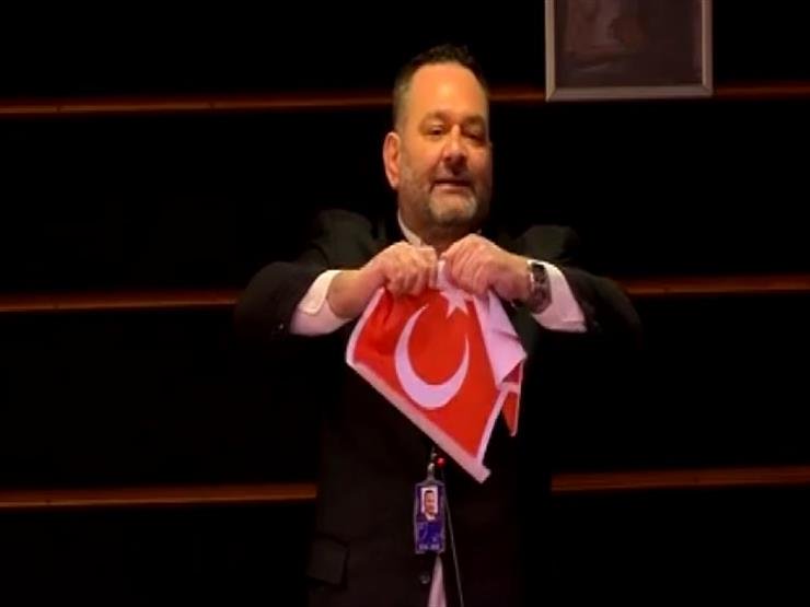 برلماني يوناني أوروبي يمزق العلم التركي
