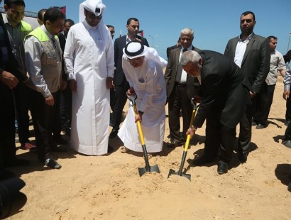 وسط تجاهل السلطة.. حماس تهدي الدوحة مهبط طائرة الشهيد «أبو عمار» للسفير القطري