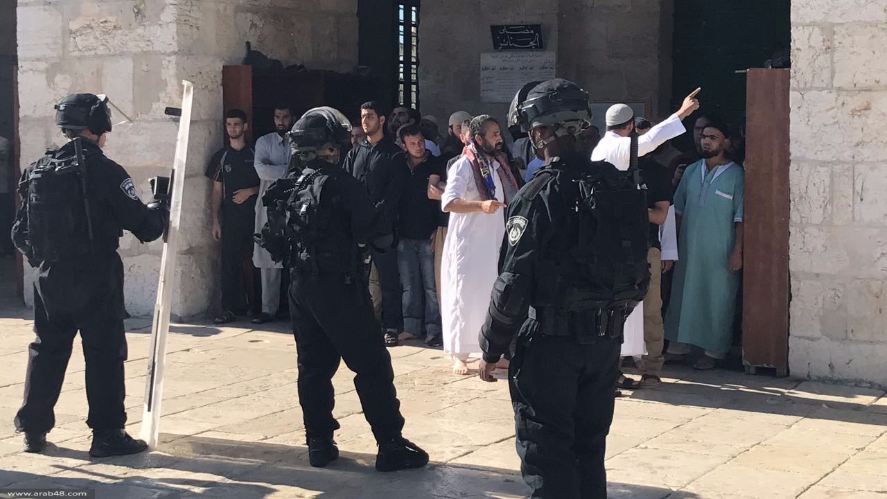 قوات الإحتلال الإسرائيلي تنسحب من المسجد الاقصى والمصلون يعيدون فتح ابواب المسجد القبلي