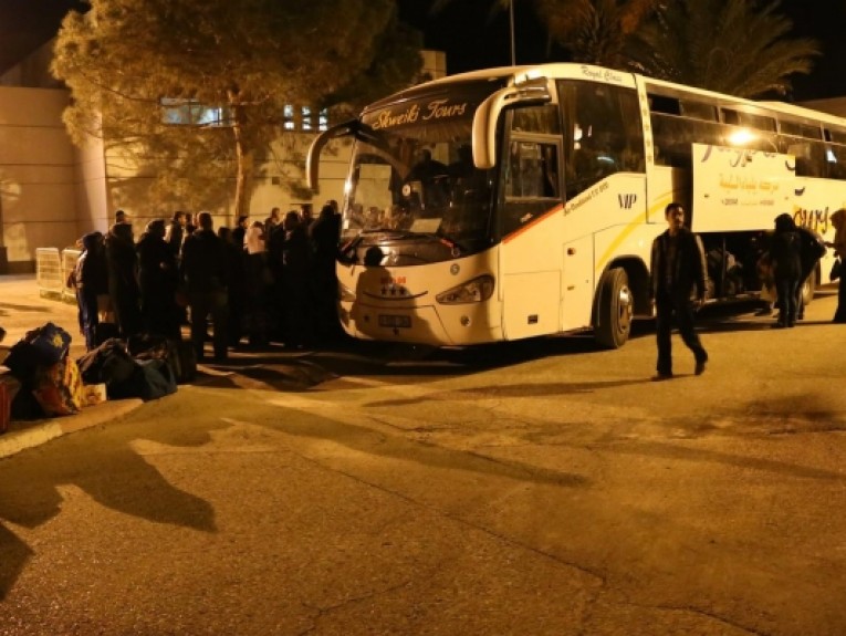 السفارة الفلسطينية بالقاهرة : عودة 22 مواطناً عالقاً من مطار القاهرة الى قطاع غزة