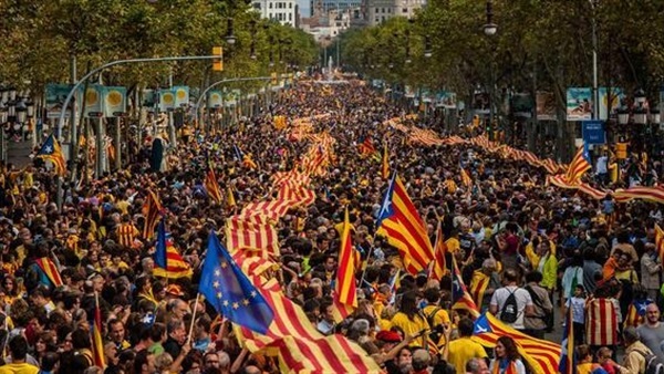 الألاف يتظاهرون في برشلونة احتجاجاً على اعتقال رئيس كتالونيا